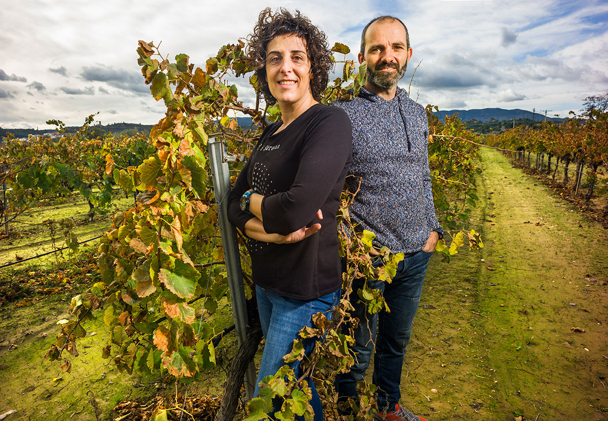 Els dos socis de Molí de Rué Fotografia dels dos socis a una de les vinyes que tenen per fer vi.