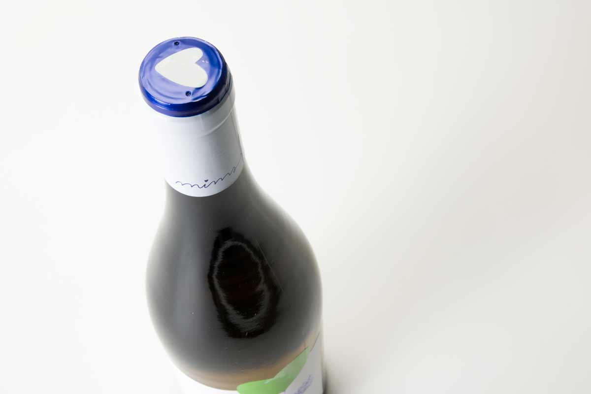 Detall botella Detall de la botella des de dalt, on es veu un cor blanc amb la part de fora blava.
