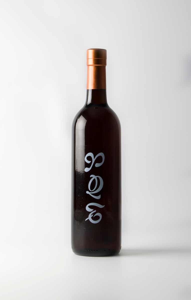 Vi de misa PQT Fotografia d'una botella negra amb tipografia blanca i la part de dalt d'un color bronze.